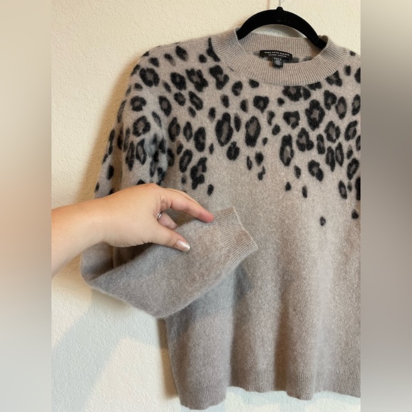 Saks Fifth Avenue 100% Cashmere Grey Leopard Print Sweater size S - Picture 4 of 10